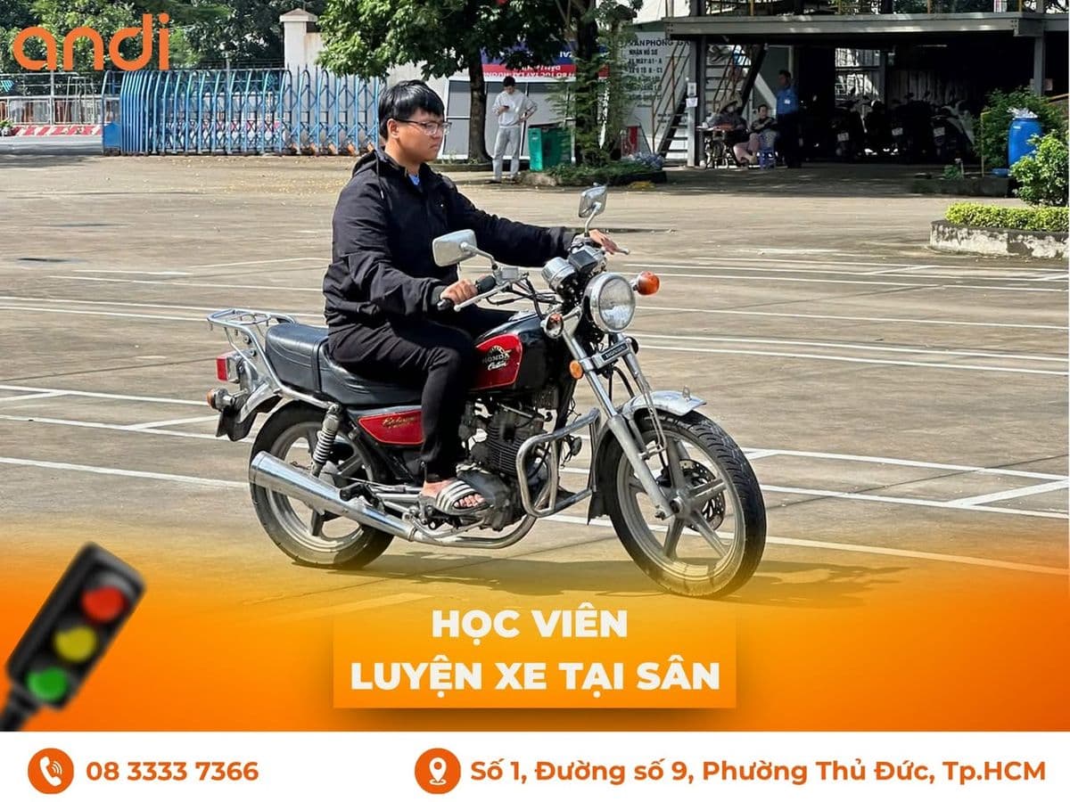Học viên luyện xe tại sân