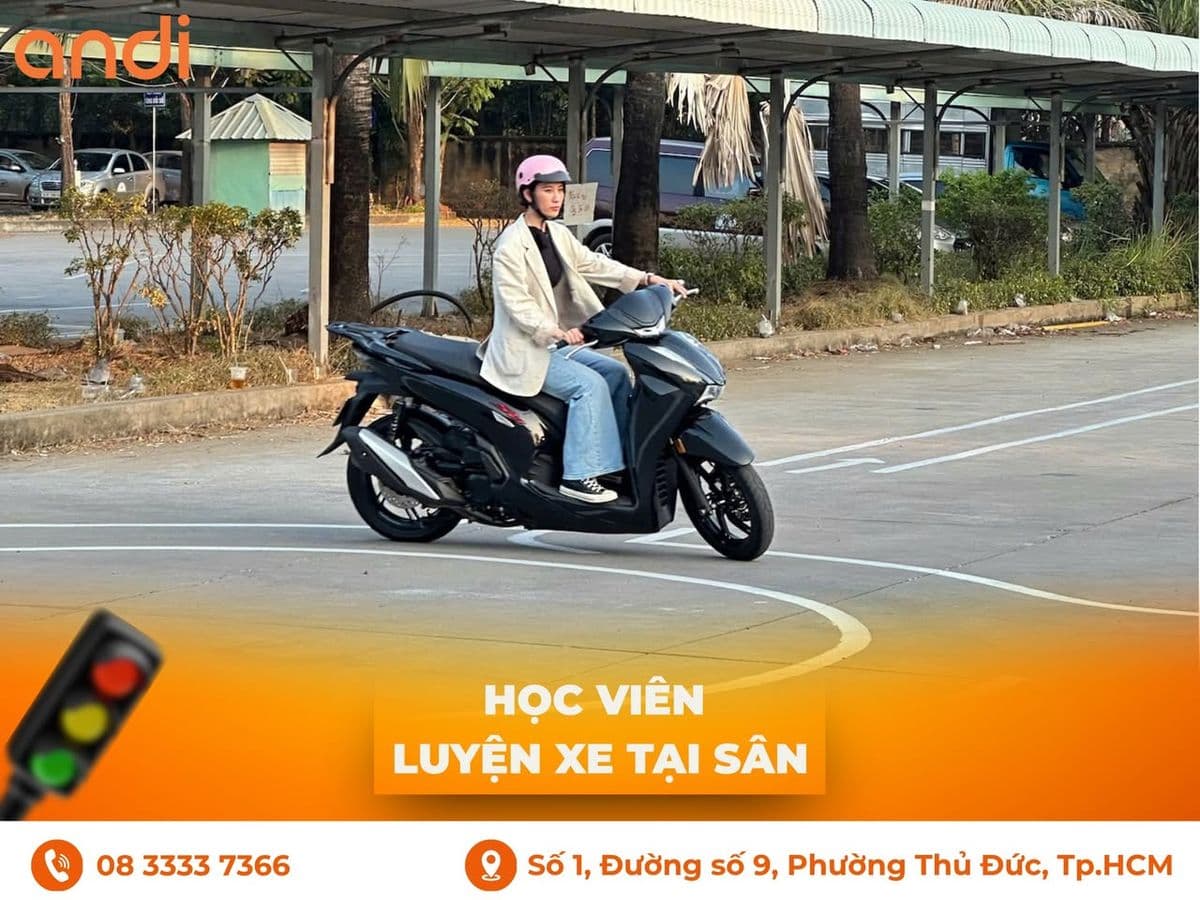 Học viên luyện xe tay ga